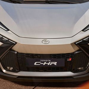 Die Fahrzeugfront lehnt sich an den neuen Prius und den bZ4X an.(Bild:  toyota)