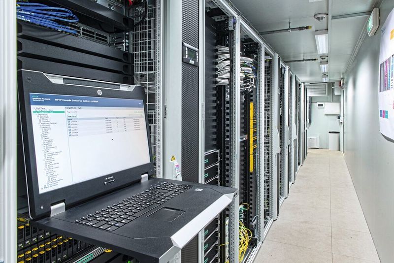 Mit der Digitalisierung steigt die Nachfrage nach schnell verfügbaren Daten nahe dem Entstehungsort. Dies erfordert zusätzliche Rechenleistung, kurze Latenzzeiten, unterbrechungsfreie Datenverfügbarkeit und systemweite Sicherheit.  (Rittal)