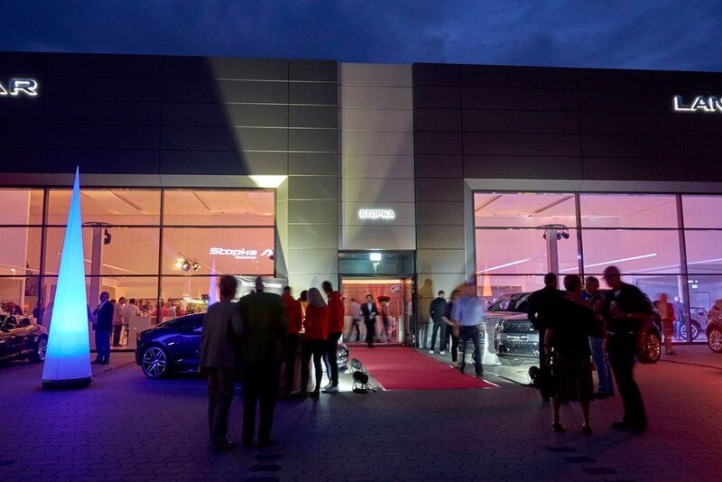 Zur Eröffnungsfeier kamen mehrere hundert VIP-Gäste, ... (Andreas Bohla/ Autohaus Stopka)