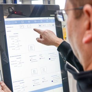 Zum Einrichten und Bedienen zeigt die Steuerung auf dem gross dimensionierten Touchscreen jeweils sachgerecht auf Situationen bezogene Grafiken und Icons. (Bild:  Keba)