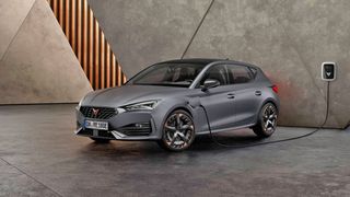 Damit Cupra seine Modelle an die Kunden bringt, läuft derzeit eine Qualifizierungsoffensive im globalen Vertriebsnetz. (Bild:Seat)
