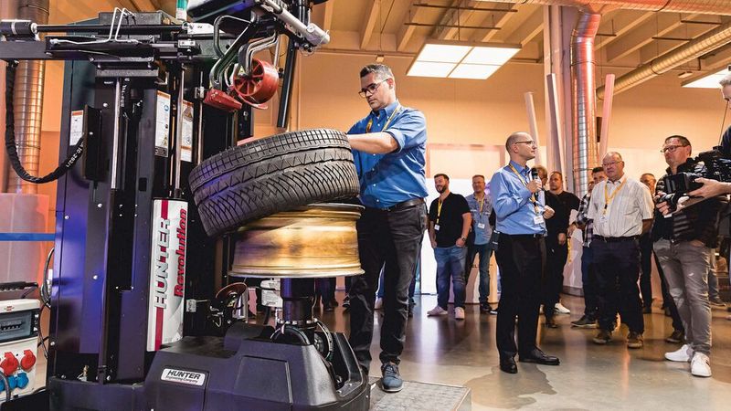 Stets gut besucht bzw. umringt war die „Revolution“: Hunter-Deutschland-Geschäftsführer Marco Kempin präsentiere den Fachtagungsteilnehmern die etwas andere Reifenmontiermaschine. Sie fordert vom Bediener keinerlei körperlich anstrengenden Einsatz. (Bild: Stefan Bausewein)