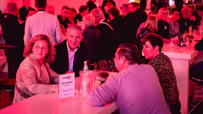 Darunter waren neben den Teams der Top-Ten-Betriebe viele Vertreter der Sponsoren und anderer Branchenunternehmen. (Bild: Stefan Bausewein)