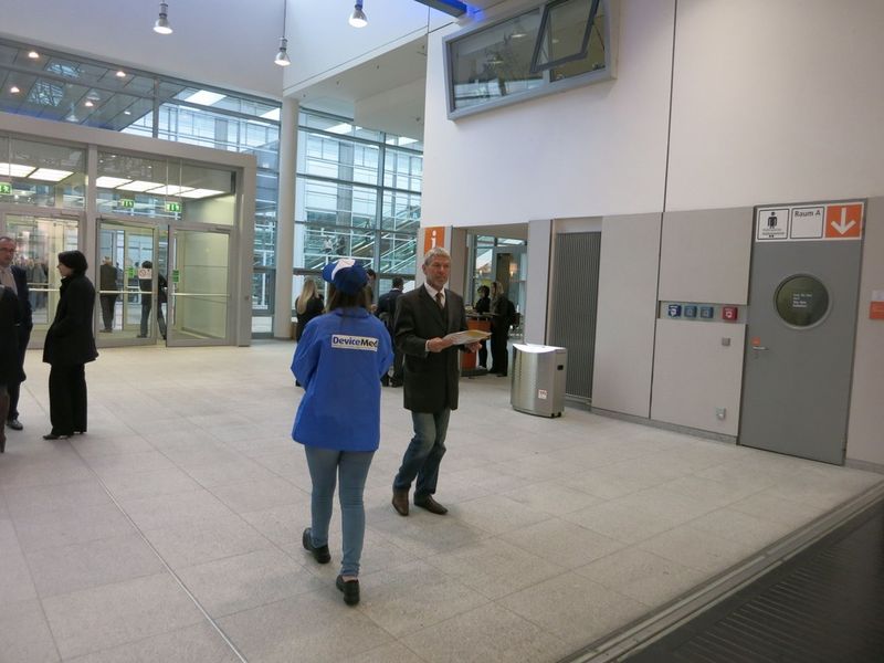 Wer einen Award gewonnen hat, ist am nächsten Tag in der Messezeitung von Devicemed zu lesen, die an allen Ausgängen verteilt wird. (Bild: Reinhardt)