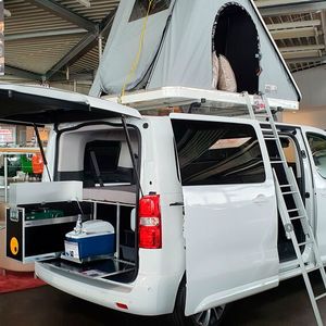 Auto Saxe verkauft sehr erfolgreich Zubehör: Das Autohaus präsentiert Neuwagen meistens gleich mit passendem Zubehör im Showroom. Über plakativ platzierte QR-Codes in den Seitenscheiben und in der Fahrertür gelangen die Kunden gleich zum passenden Zubehör für ihr Wunschfahrzeug – eine Idee, die Toyota als Best Practice übernommen hat.(Bild:  Mauritz/»kfz-betrieb«)