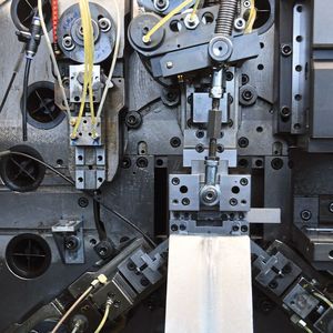 Komplettbearbeitung: Auf kombinierten Stanz-Umform- und Fügeautomaten (Bihler) fertigt LAS kleine Blechteile in gros­sen Serien.   (Bild:  LAS GmbH)