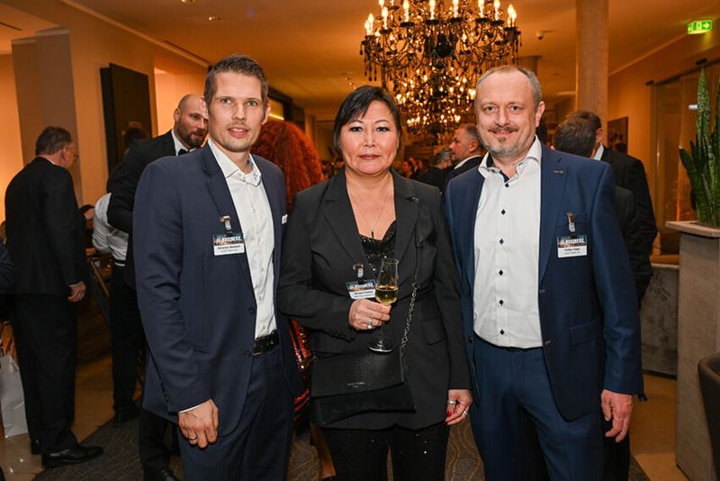 (v. l.) Christian Wiechert und Volker Kaps (Wortmann) mit Miriam Franke (Western Digital) (Bild: Hannes Magerstädt)