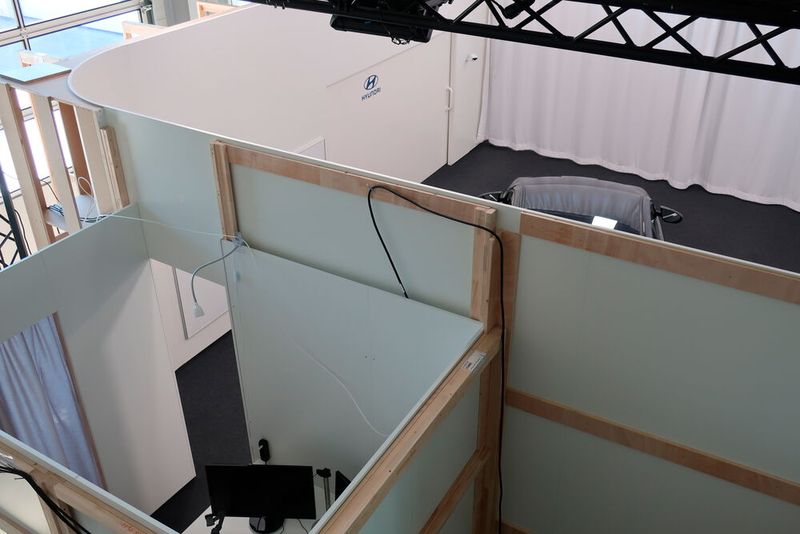 Der Showroom von oben: In der Halle in Elsenfeld ist Platz für vier Modelle. (Bild: Viktoria Hahn / »kfz-betrieb«)