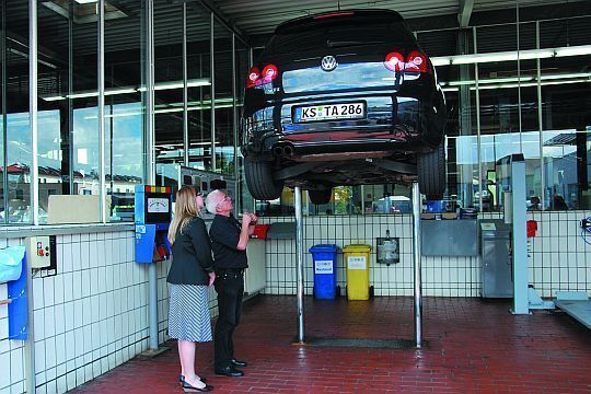 Rund 90 Prozent aller Servicefahrzeuge gehen über die Dialogannahme. Sie ist für das Autohaus Klein das wichtigste Instrument, um den Kunden die Mängel am Fahrzeug zu zeigen. Der Serviceberater macht die Kunden aber nicht nur auf die defekten Teile aufmerksam. Er offeriert ihnen auch attraktive Zubehörangebote. (Rubbel)