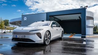 Nios erste deutsche Batteriewechselstation steht in Zusmarshausen an der A8. (Bild: Nio)