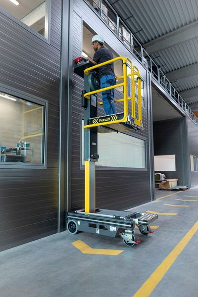 Und Arbeitshöhen von bis zu 4,2 Metern erreichen Anwender schnell und sicher mit der Kleinsthub-Arbeitsbühne Flexxlift von Günzburger Steigtechnik. (Bild: Munk Günzburger Steigtechnik)