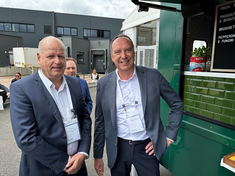 Kai Zalisz und Stephan Petry (r.,Telefonica) brauchen eine kurze Stärkung und warten auf ihre Pinsa. (Bild: Vogel IT-Medien)