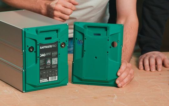 Das ist die sogenannte „Saftkiste“ von Batterieschmiede. Im ein Haar hätte es diese innovative Stromversorgung nicht gegeben. Denn die Entwickler kannten sich nur schlecht mit passenden Herstellungsverfahren für das wichtige Gehäuse aus. Xometry konnte aber rasch helfen ...(Bild:  Xometry)