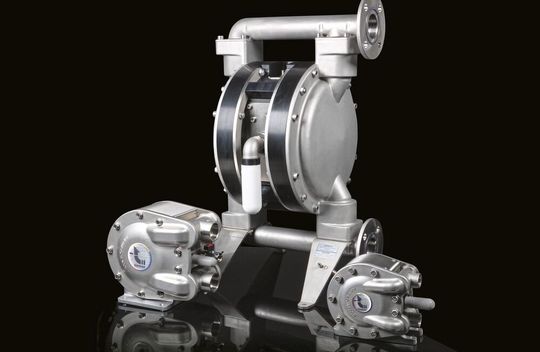 Pneumatische Doppelmembranpumpen von Timmer werden unter anderem in der Chemie, Pharmazie und von Produzenten von Farben und Lacken gerne genutzt.(Bild:  Timmer GmbH)