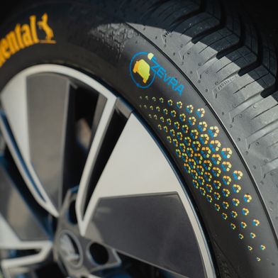 Der „ZEvRA“-Konzeptreifen besteht zu rund 43 Prozent aus recycelten Materialien. (Bild: Continental)