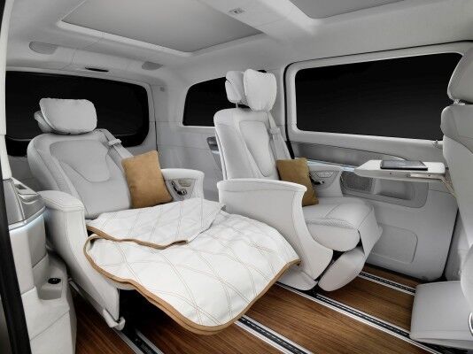 Concept V-ision e mit PLUG-IN HYBRID mit Executive-Ledersitzen mit Lehnenneigung bis zu 49 Grad, integrierter Wadenauflage, Fußstütze und einem zusätzlichen Kopfkissen , ausklappbare Komforttische (Bild: Mercedes-Benz)