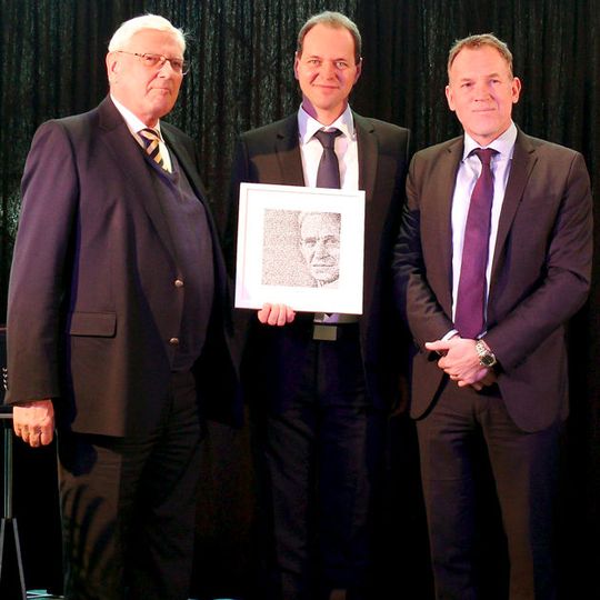 Holger Greim, Geschäftsführer Ford Kropf, bekam zur Eröffnung von Michael Neteler (r.), Ford-Regionalleiter Verkauf & Marketing Süd, ein Bild mit Henry Ford als Motiv überreicht. Auch Albert K. Still, Aufsichtsrats-Vorsitzender der AVAG, gratulierte zum neuen Autohaus.(Foto:  Uwe Müller/Marktspiegel)