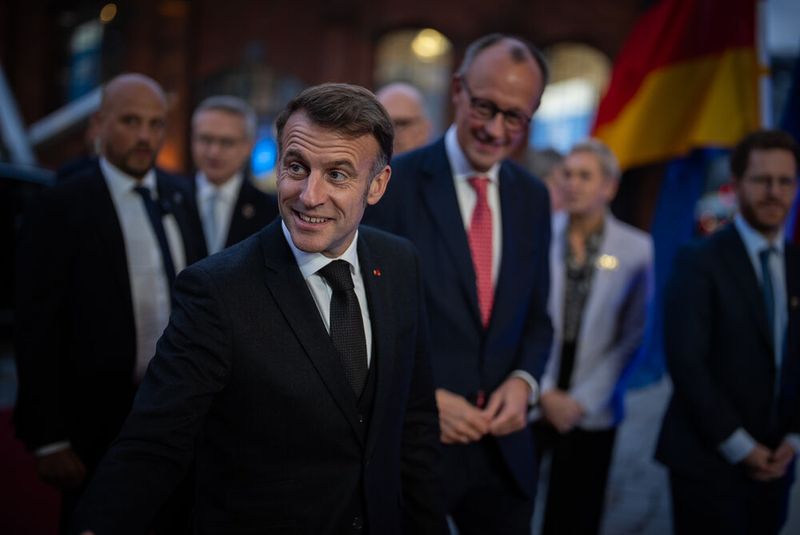 Frankreichs Präsident Emmanuel Macron tauschte sich auf dem Gipfel mit Bundeskanzler Merz aus. (Bild: BMDS/Woithe)