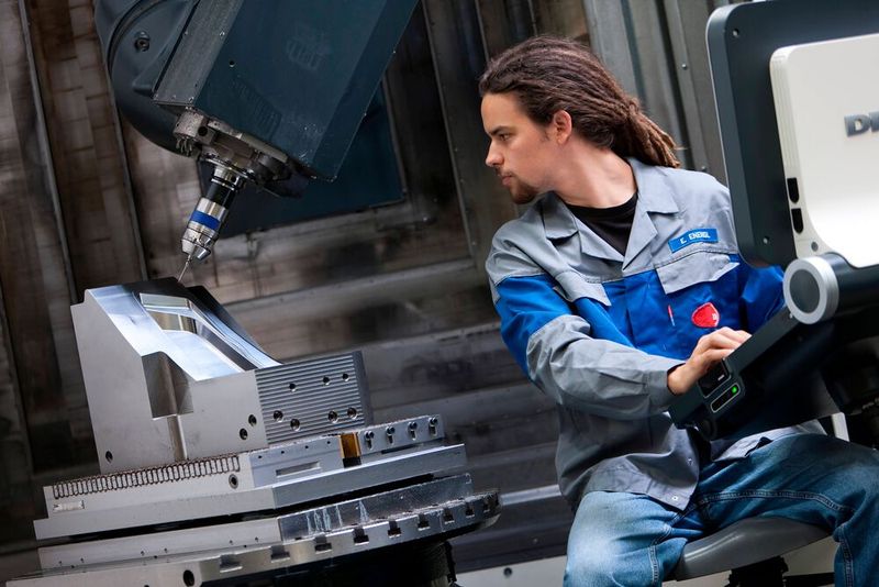 Aussmessen der Werkzeuge. (Bild: ZKW)