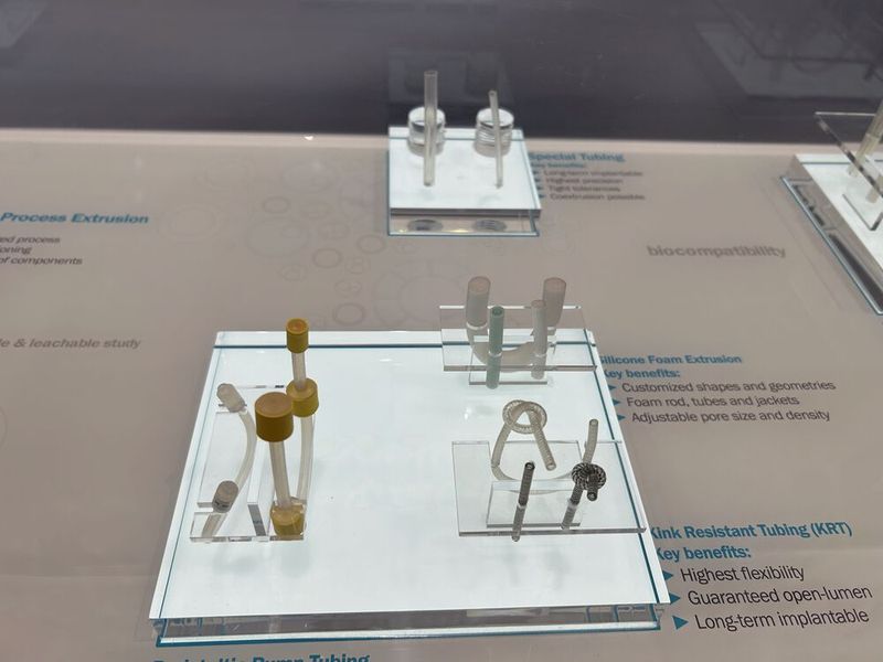 ... sowie Ausstellungsstücke zu Silikonschaum-Extrusion. (Bild: Engelke – VCG)