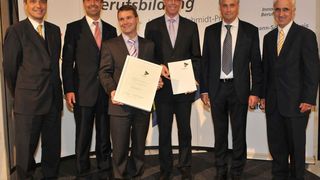 Glücklich nahmen Ausbildungsleiter Wolfgang Gwiasda (3.v.l.) und Dr. Eberhard Niggemann, Leiter der Weidmüller Akademie (4.v.l.), die Auszeichnung entgegen.  V.l.n.r.: Prof. Dr. Reinhold Weiß, stellv. Präsident des BIBB; Markus Rempe, Vorstand der Lippe Bildung eG; Wolfgang Gwiasda, Weidmüller Ausbildungsleiter; Dr. Eberhard Niggemann, Leiter der Weidmüller Akademie; Prof. Dr. Friedrich Hubert Esser, Präsident des BIBB; Arndt W. Bertelsmann, geschäftsführender Gesellschafter des W. Bertelsmann-Verlags. (Archiv: Vogel Business Media)