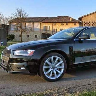 Ein umgebauter Audi A4 ist der Prototyp für das Projekt DEEVA der Universität Parma. Der Sensor-Array wurde unterhalb des Fahrzeughimmels angebracht. (Bild: Vislab/Università degli Studi di Parma)