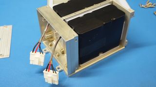 Tubin-Satellit mit zwei Lithium-Ionen-Batteriepacks.
 (Bild: Philipp Werner / TU Berlin)
