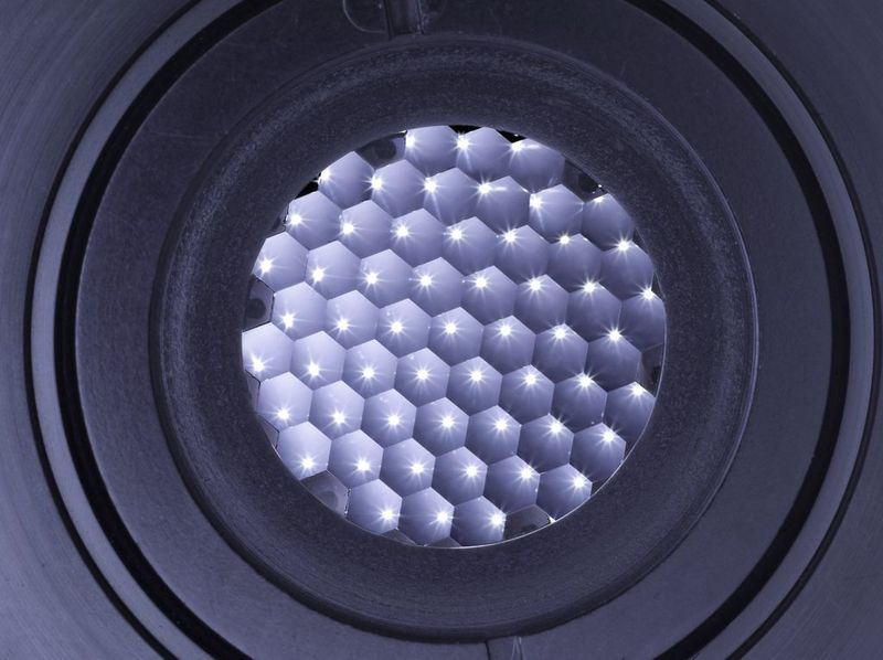 2	 Um eine möglichst homogene Ausleuchtung bei Fluoreszenzexperimenten zu ermöglichen, hat Olympus das Fly-eye-Linsensystem entwickelt. (Archiv: Vogel Business Media)