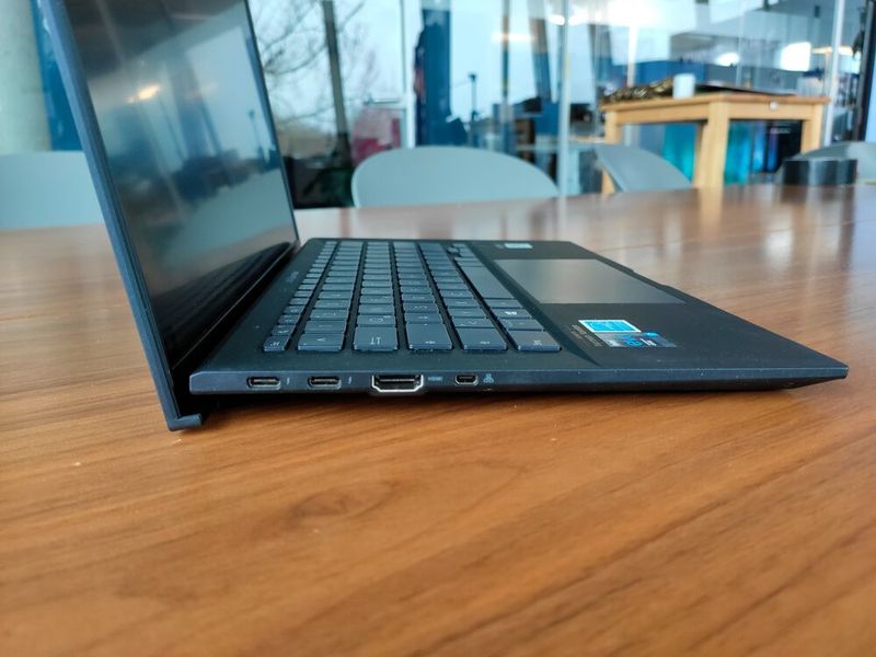Auf der linken Seite des Expertbook B9 sitzen die beiden Thunderbolt-4-Ports, die HDMI-Buchse und der Anschluss für den LAN-Adapter. (Vogel IT-Medien)