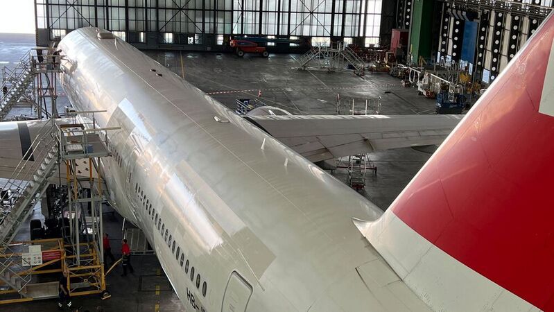 Die erste Boeing 777-300ER mit dem von BASF und Lufthans Technik eintwickelten funktionalen Riblet-Film. 