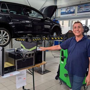 Ein großes Augenmerk legt auch er auf das Thema Ganzheitlichkeit. So hat er zum Beispiel eine Holzheizung und eine große Photovoltaik-Anlage in seine Firma integriert. Sein Angebot ist breit und umfasst auch die Reparatur von Bootsmotoren, Wohnmobilen und Motorrädern. Und er hat zu vielen Dingen seine eigene Meinung. So sieht er zum Beispiel die beste Zeit für das Kfz-Gewerbe erst noch kommen. Spannend!(Bild:  Rosenow – VCG)