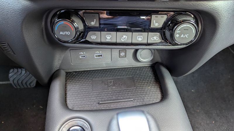 Um das Smartphone zu laden, befindet sich nun eine induktive Ladeschale vorn an der Mittelkonsole, und die USB-Anschlüsse hat Nissan neben dem auslaufenden USB-A-Anschluss jetzt um eine USB-C-Dose ergänzt.  (Bild: Rosenow – VCG)