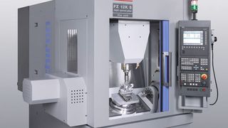 Selbst komplexe Werkstücke können mit der FZ 12K S five axis in einer Aufspannung mit Hilfe des 2-Achs-Schwenkrundtisches und seinen fünf simultan gesteuerten Achsen problemlos, schnell und in hoher Güte gefertigt werden.  (Bild: Chiron)