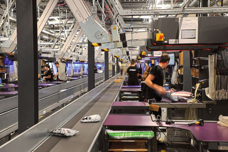 99 % der von europäischen Kunden außerhalb von Großbritannien bestellten Waren werden vom Asos-EU-Lager im GVZ Großenbeeren bei Berlin aus versendet. (Bild: Seven Senders)