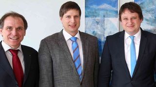 Die neue Geschäftsführung besteht aus Prof. Dr. Martin Sellen, Dr. Thomas Wisspeintner und Dr. Alexander Wisspeintner (v.l.), neben Johann Salzberger (rechts), der aus der Geschäftsführung ausscheidet. (Bild: Micro-Epsilon)