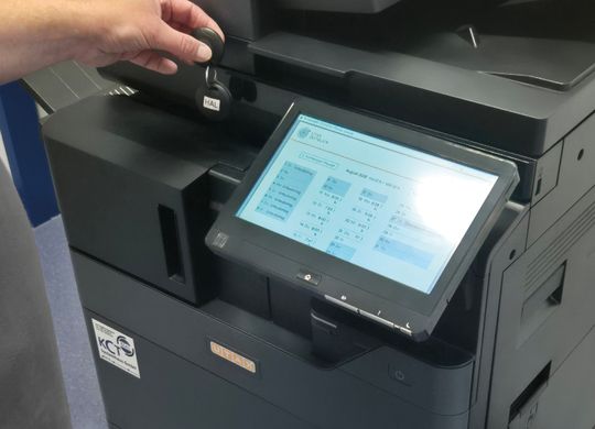 Um ihre Arbeitszeit sicher und digital zu erfassen, melden sich die Mitarbeitenden des IHK Bildungszentrums Halle-Dessau mittels Transponder am UTAX-MFP an und ab. (Bild:  KCT)