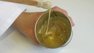 Der Klebstoff aus dem nachwachsenden Rohstoff Polymilchsäure lässt sich günstig herstellen. (Bild: Holthausen, Westfälische Hochschule, Recklinghausen)