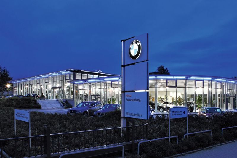 Seit fast 50 Jahren ist das Autohaus Hans Brandenburg BMW-Vertriebspartner, vor elf Jahren kam der Konzernableger Mini hinzu. Jetzt wagt sich das Unternehmen an eine neue Marke: In Mettmann – bislang ein reiner BMW-Betrieb – hängt ab 2019 auch das Kia-Logo. (Brandenburg)