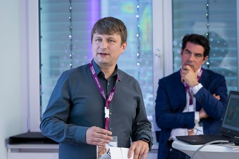 Martin Achter, Redakteur »kfz-betrieb« führte durch das Programm an der Website-Kompetenzinsel. (Stefan Bausewein)