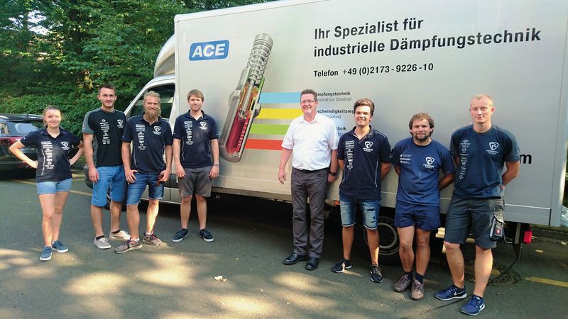 So bekommen die Teilnehmer anwendbares Wissen z. B. wie die Produktionsgeschwindigkeit erhöht werden kann, wie Maschinenstillständen vermieden werden, wie die Lebensdauer von Maschinen verlängert wird oder wie Konstruktionen besser und einfacher gemacht werden können. (HAWKS Racing e. V.)