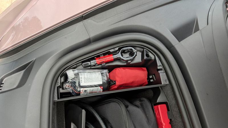 Noch mal zum Frunk: Hier hat Porsche auch die vorgeschriebene Notfallausrüstung wie Warndreieck, Verbandskasten und Reifenreparaturset gut zugänglich untergebracht. (Bild: Rosenow – VCG)