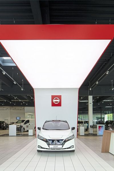 Natürlich hat Bernds den Standort mit der aktuellen CI ausgestattet: erkennbar etwa durch den Nissan-Baldachin am Eingang. (Nissan)