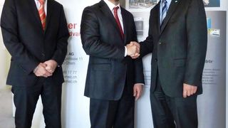 v.l. Andreas Kissling, Product Manager bei Satomec, Mirco De Conto, Verkauf bei Satomec, und Hartmut Leistner, Leiter Vertrieb Deutschland, Österreich, Schweiz bei Hima. (Hima)