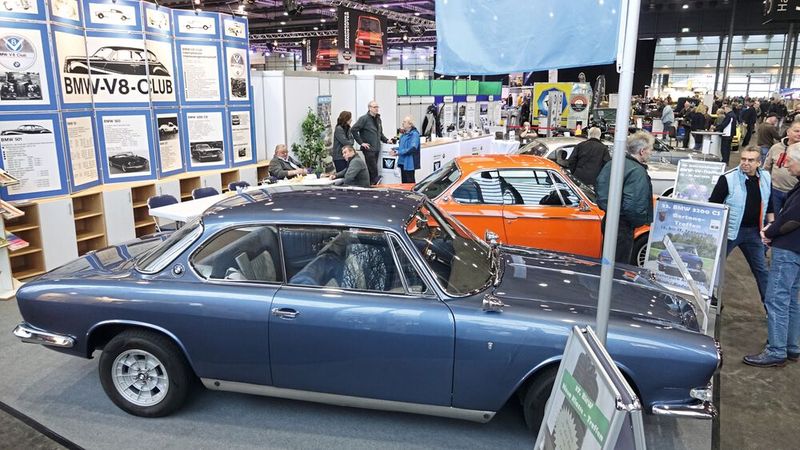 Während sie auf anderen Oldtimermessen mittlerweile deutlich zur Kasse gebeten werden, ermöglicht die Messe Bremen Oldtimerclubs in ihren Hallen noch einen kostengünstigen Auftritt. Sehr zum Wohlwollen der Besucher. (Bild: Dominsky –  »kfz-betrieb«)