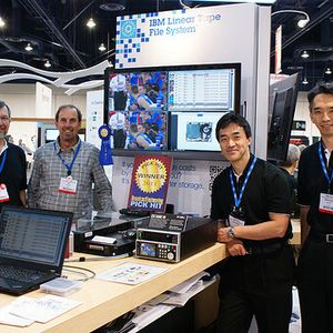 Gruppenfoto des globalen LTFS-Teams: (von links) David Pease, IBM Almaden Research Center; Ed Childers, IBM Tuscon; Shinobu Fujihara und Hinronobu Nagura, IBM Japan.