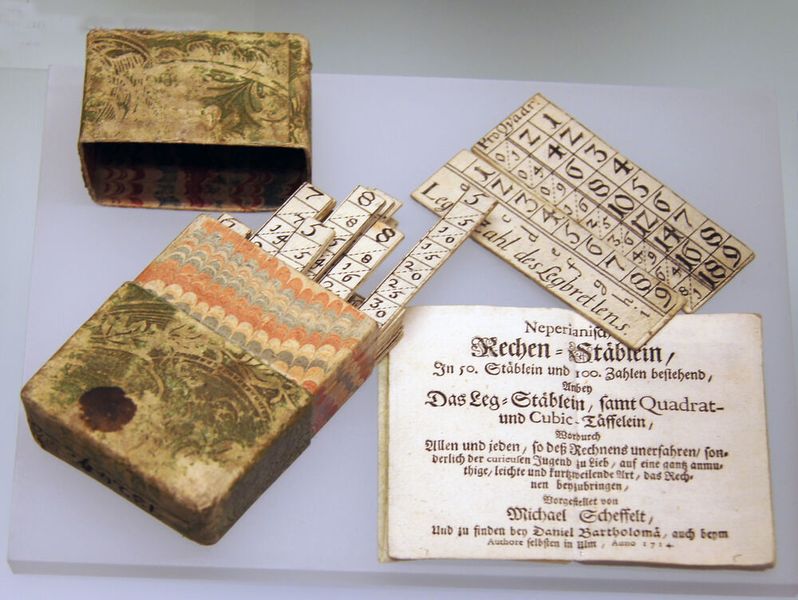 Für die Multiplikation integrierte Schickard ein System, das an die Rechenstäbchen des schottischen Gelehrten John Napier (im Bild) erinnert, und kombinierte sie mit den Rädern des Addierwerks, die den Multiplikator definierten. (Bild: Neperianische Rechenstäblein.jpg / Dr. Bernd Gross  / CC BY-SA)
