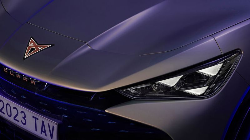 Das Design inszeniert die neue Marke bewusst. Das Cupra-Logo ist beleuchtet, ... (Bild: Seat)