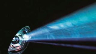 Projektion: Mithilfe eines DMDs für die Bühnenbeleuchtung können dank der Mikrospiegel-Arrays unterschiedliche Motive projiziert werden. (©Rattanachai - stock.adobe.com)