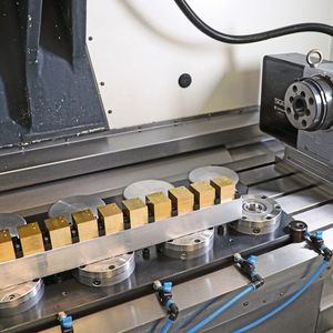 Durch den großen Bearbeitungsbereich (X-Verfahrweg 1100 Millimeter) kann neben dem pL-Drehtisch das pneumatisch lösbare Achtfach-Spannsystem Vero-S von Schunk montiert werden. Damit ist die Maschine für die Roboterbestückung vorbereitet.(Bild:  pL Lehmann)