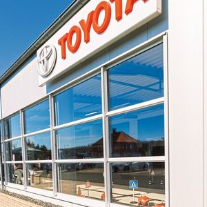 Das Autohaus wurde ertüchtigt, ist aber im Kern unverändert. Auch die Toyota-CI ist noch herkömmlich.(Bild:  Motor-Nützel)